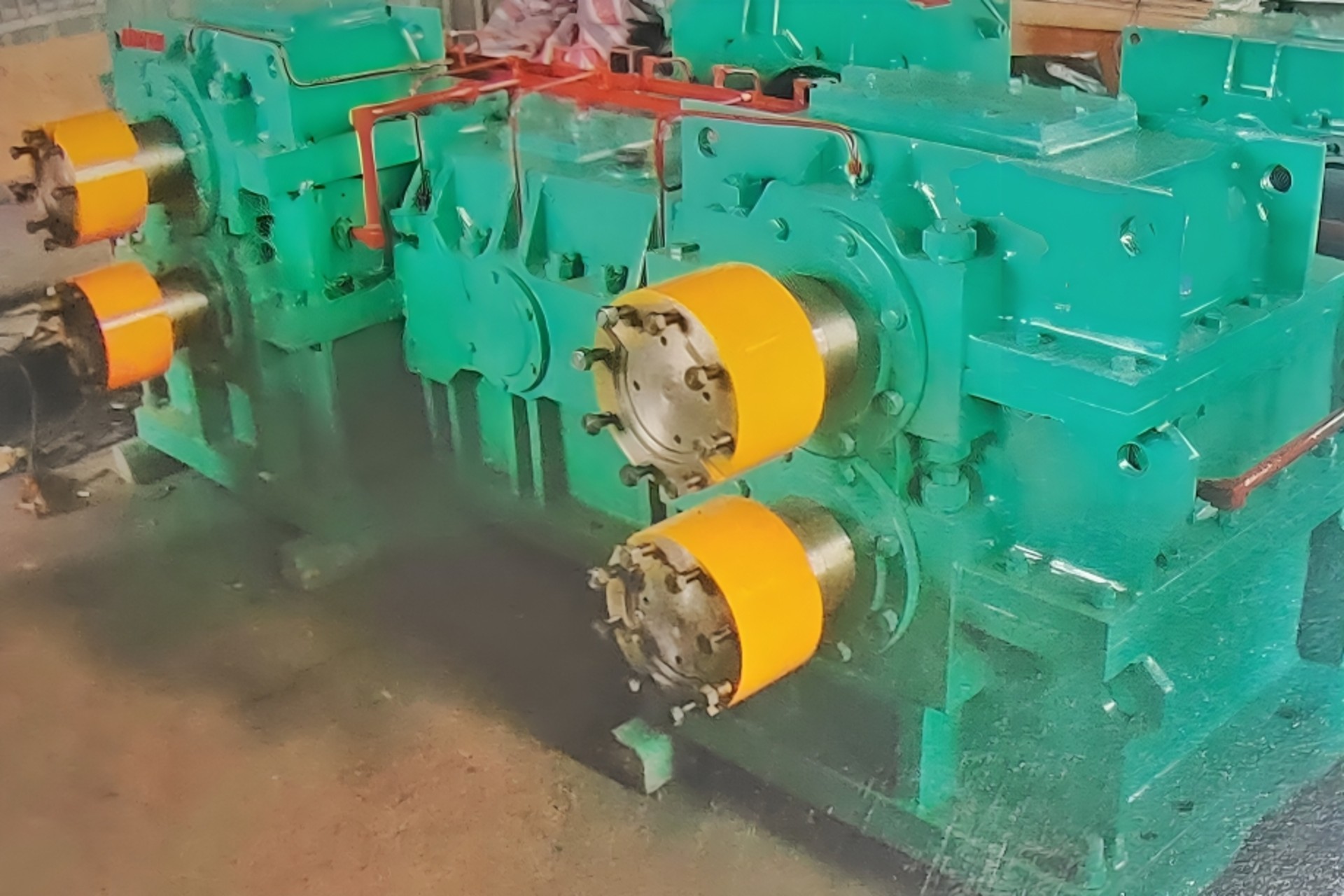 High-efficiency 1-in 2-out gearbox for industrial power transmission